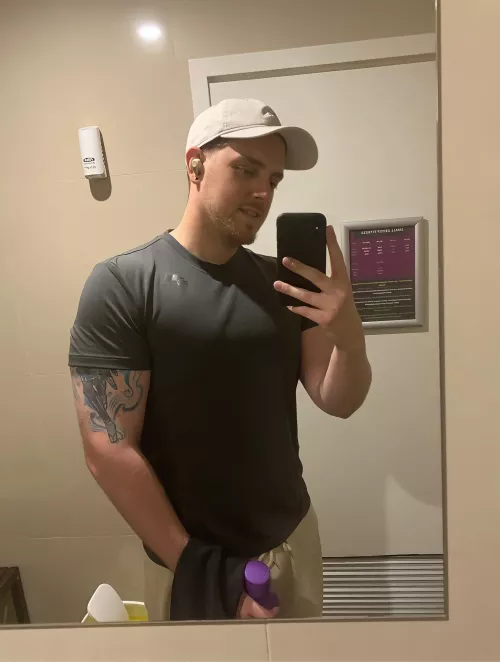 Standard gym bathroom selfie