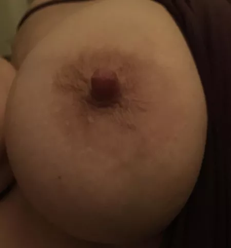 Strange I’ve only just found this sub, close up pics are my fav! Let’s start out here with a boob, see what you guys think…? 💋
