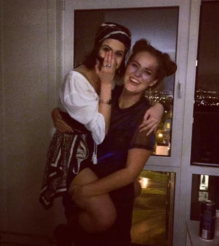 Strong 6’4 tall Amazon loves to carrie/lift here friends