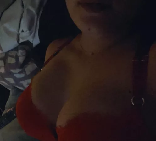 suck on my titties like a little kitten and i’ll purr for hours for you baby😚 [20F]