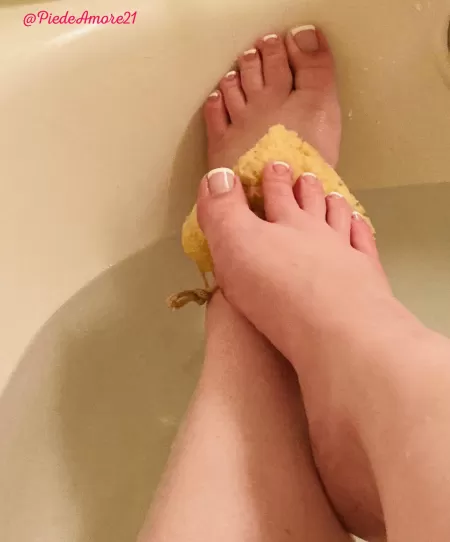 Suck on my toes 💓