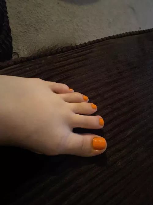 Suck these orange toes 🍁👅