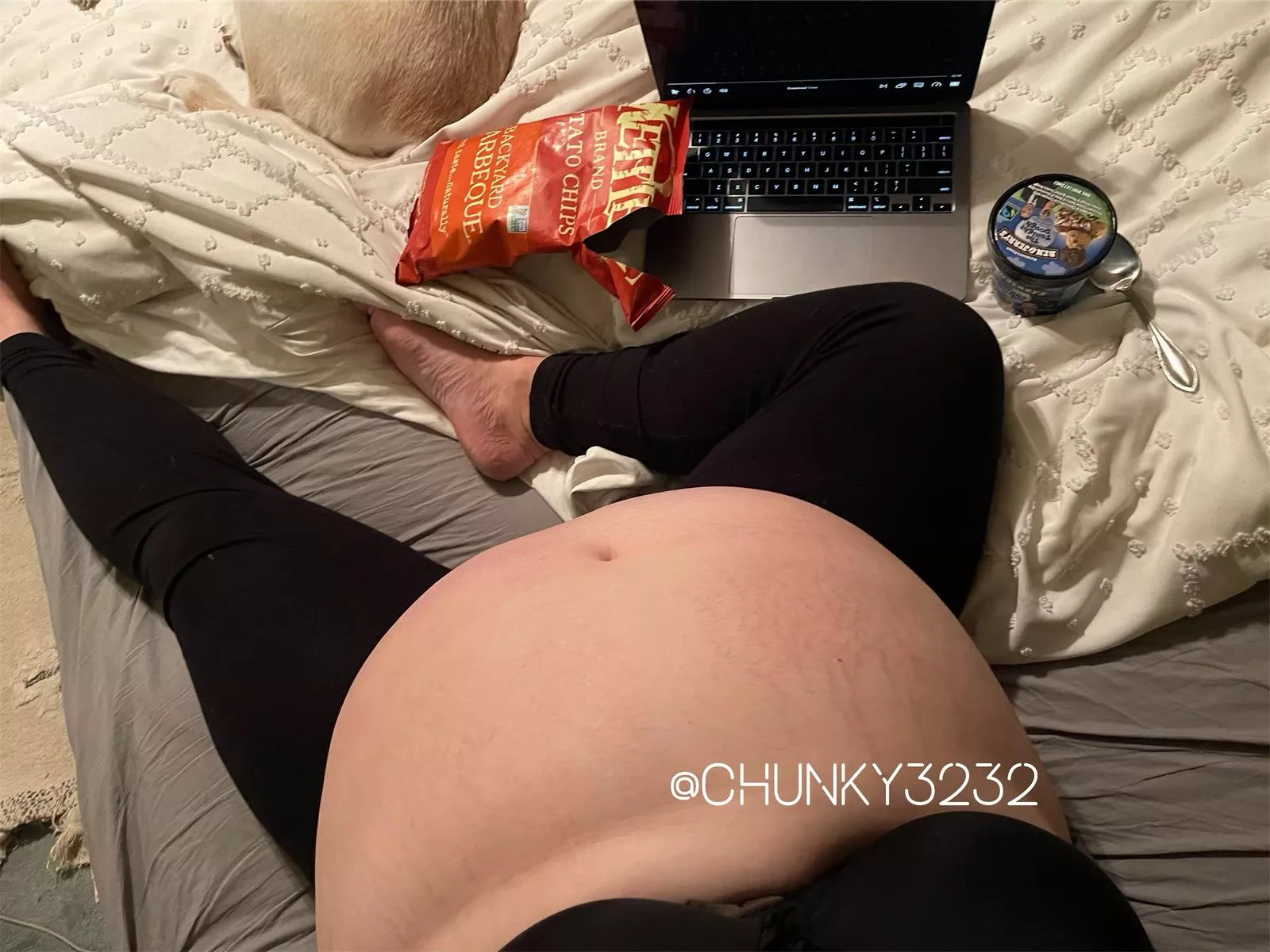 Sunday evening snack time. I need to be fed, spoiled and rubbed🥺🥺