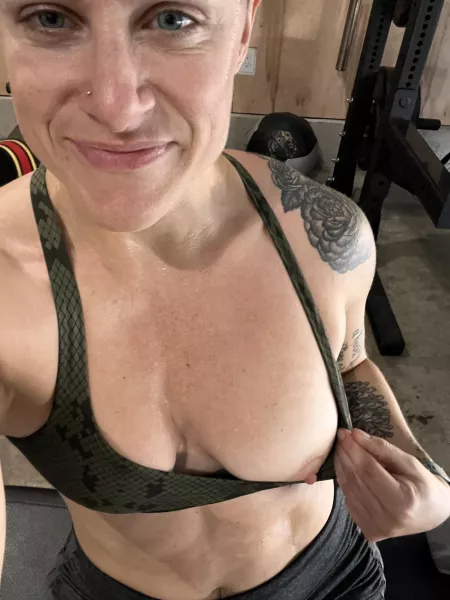 Sweat and boobs😍