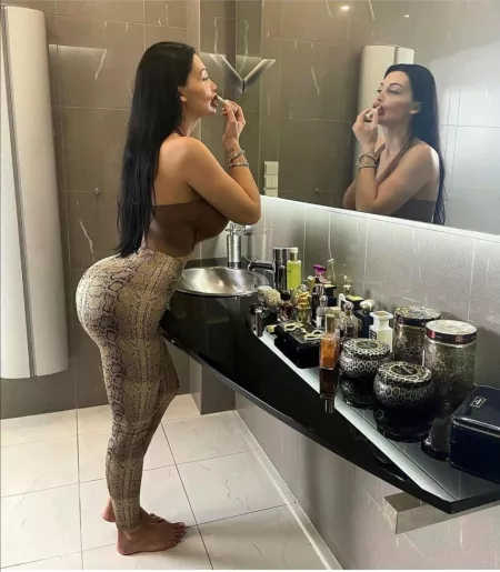 That curve though, Jesus! 😍🤤