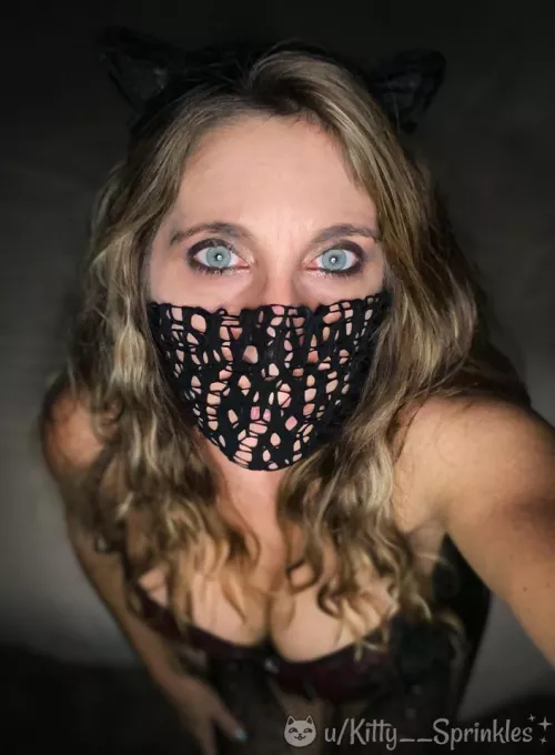 The eyes of a siren. (=^•^=) [f]