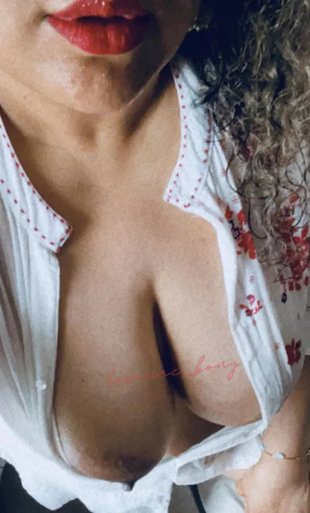 There’s something so sexy about wet lips and tits, right?! [f]