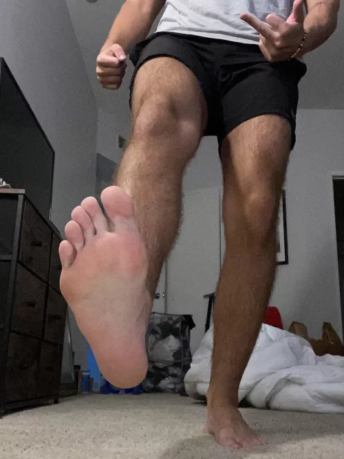 These big ass feet could use a good boy under them right about now 😏