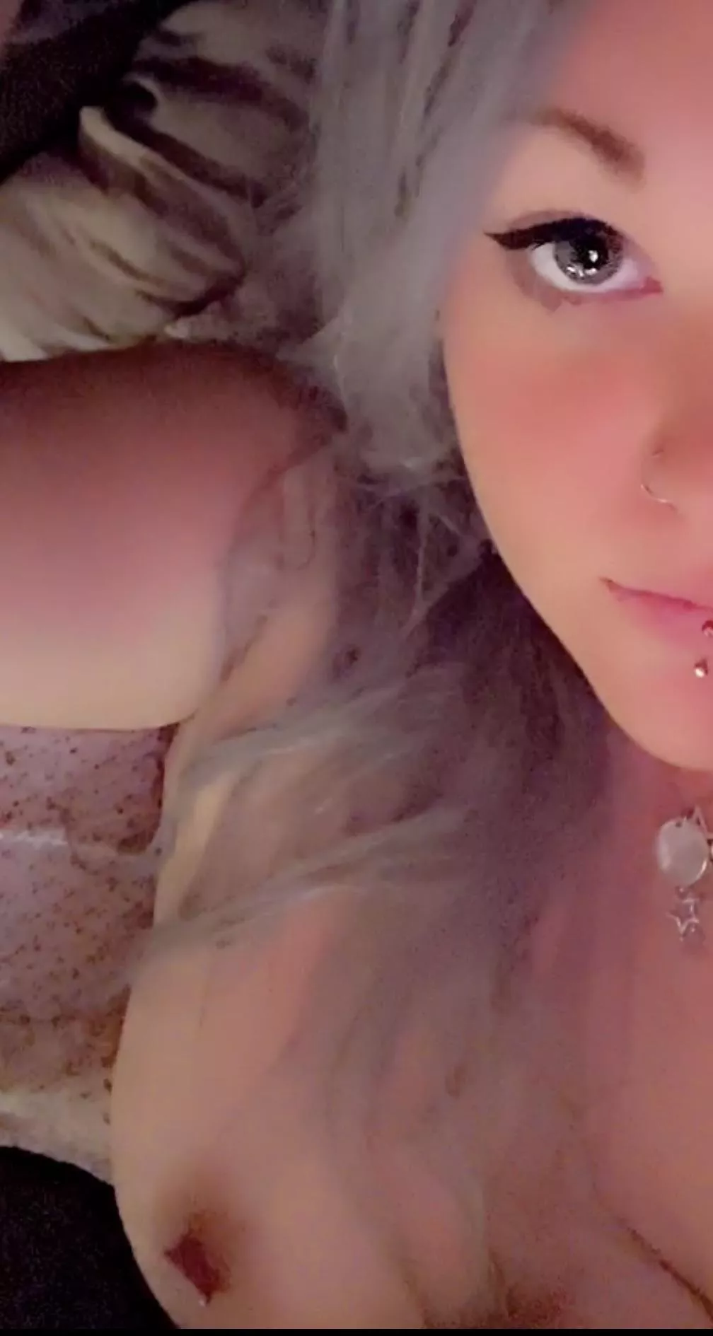 This bitch got me $payin’$ her rent, $payin’$ (F)or trips🌴 ..Diamonds on her neck, 💎diamonds on her wrist 💎 This bitch got me $payin’$ her rent, $payin’$ (F)or trips🌴 ..Diamonds on her neck, 💎diamonds on her wrist 💎
