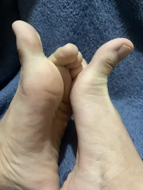 thumbs up for u to suck 😋 come play naughty with them 😈 dms/pms r welcome