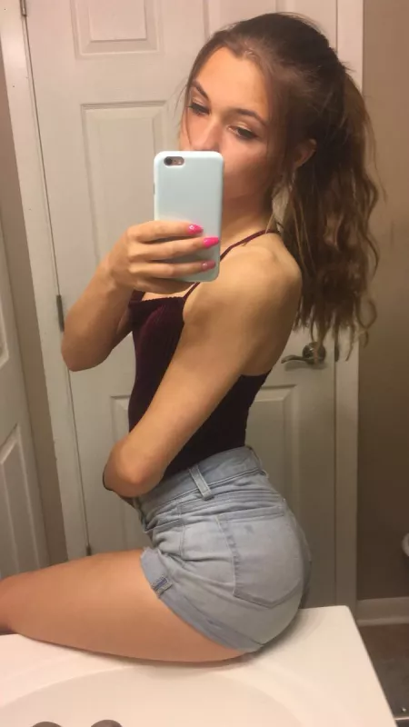 To the FEW ppl who will see this: DM me to get a free recent nude cuz I'm feeling slutty af! (: