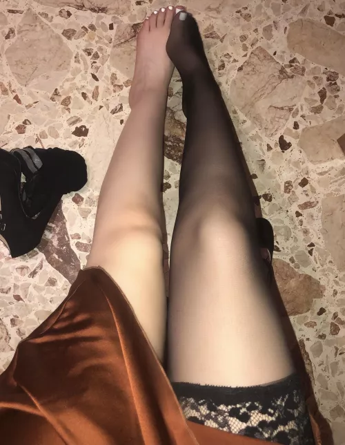 Today your [domme] is feeling great, and wants to bless you with these beautiful legs. Are you ready to take off my stocking with your mouth? Don't waste my time, hurry up baby. 🧦😏