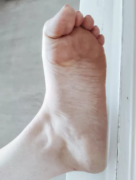 Toes or sole first? 👅