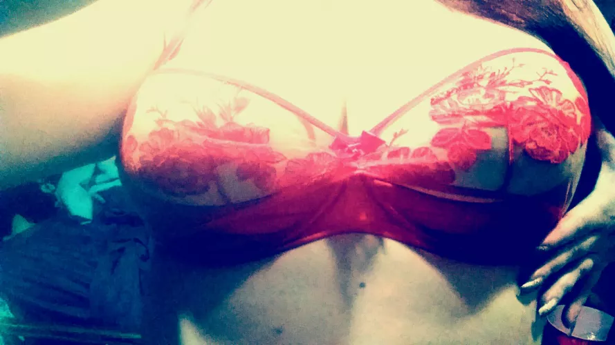 U don't have to put on the red light...but I do need to put on this red bra🎶