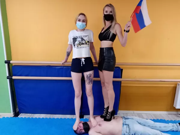 Under pressure of patriotic feet 👩‍⚖️