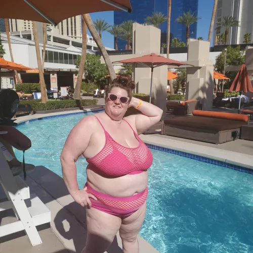 Vegas poolside cheers 🥂 [49F]