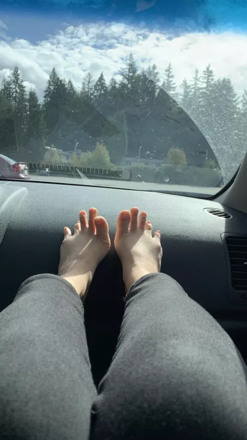 Watch me wiggle and scrunch my beans for the cars driving by 😘