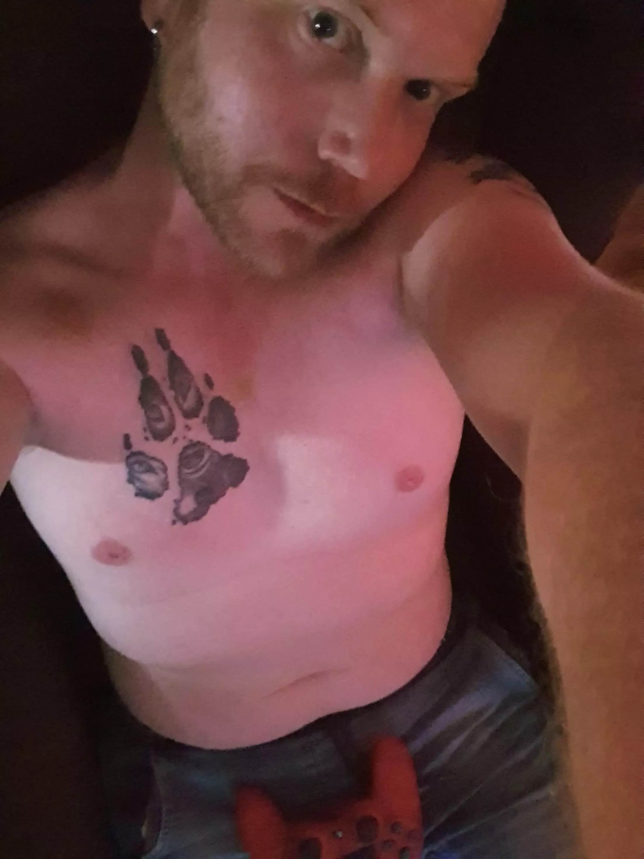 Way to hot to put on a shirt😇