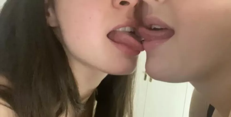 we love to makeout <3 (21F/24F)
