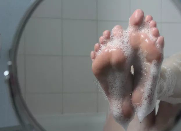 Wet bubbly soles 🥺