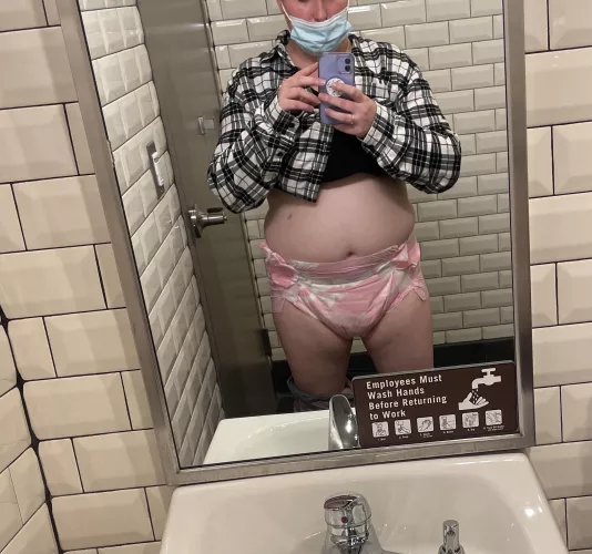 When you have to check your diaper at Starbucks 😳 (also though I am extremely busy right now so I appreciate patience if I don't post as much or respond to messages right away ❤️❤️)