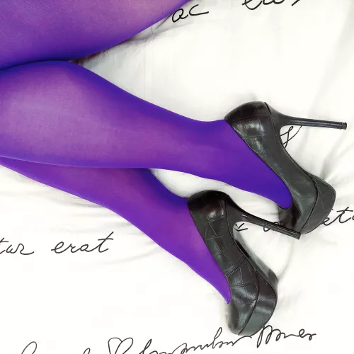 Which color of heels will fit those purple pantyhose? 😶