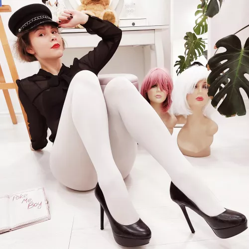 White pantyhose plus red lipstick 🖤😍 [F]