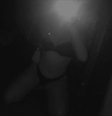 Who doesn't enjoy a nice mirror selfie? (Not my content)