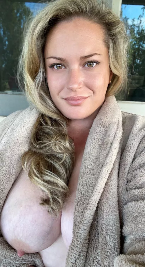 Who likes chubby girls with natural hangers here? 😘