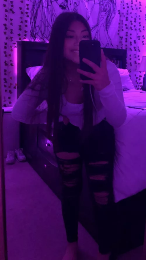 Who wanna see her booty pics and some videos of her shaking her cake