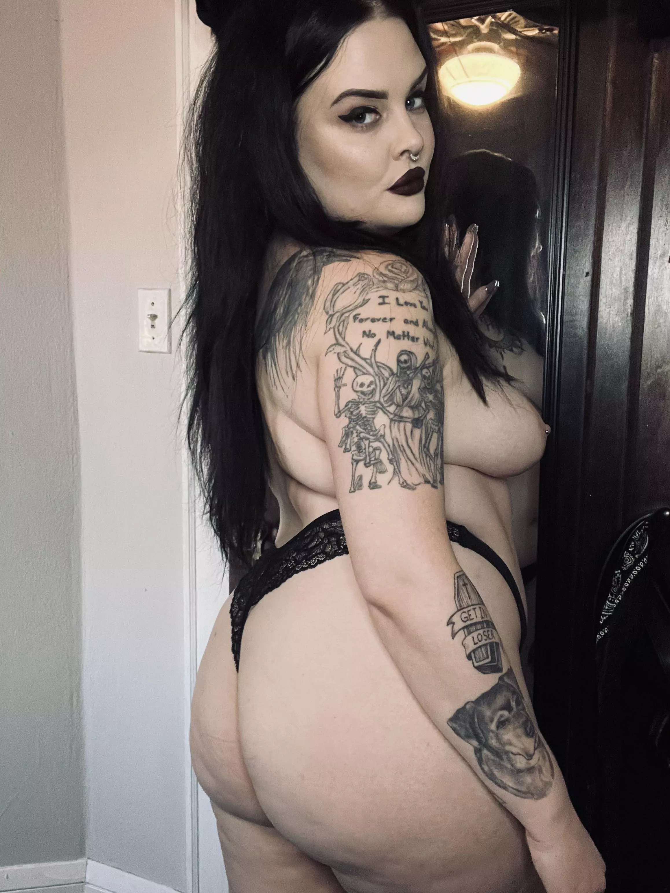 Who wants a big ass AND big tiddy goth gf?