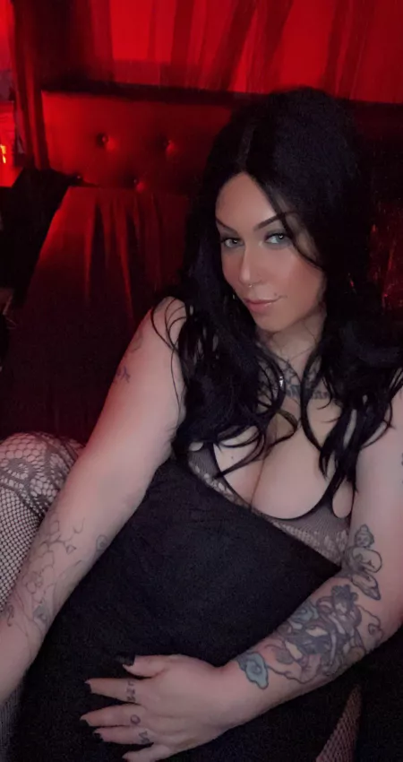 Who wants to be dominated by mommy 😈🖤🖤