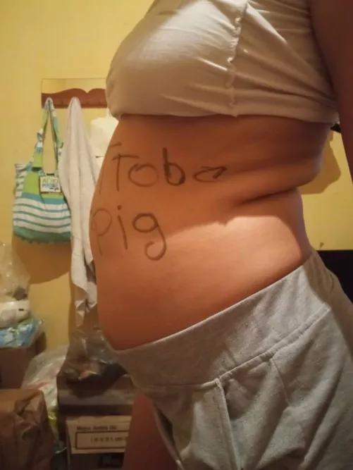 Who wants to be my feeder? 😋😋 I need to eat a lot🍕🍕😋