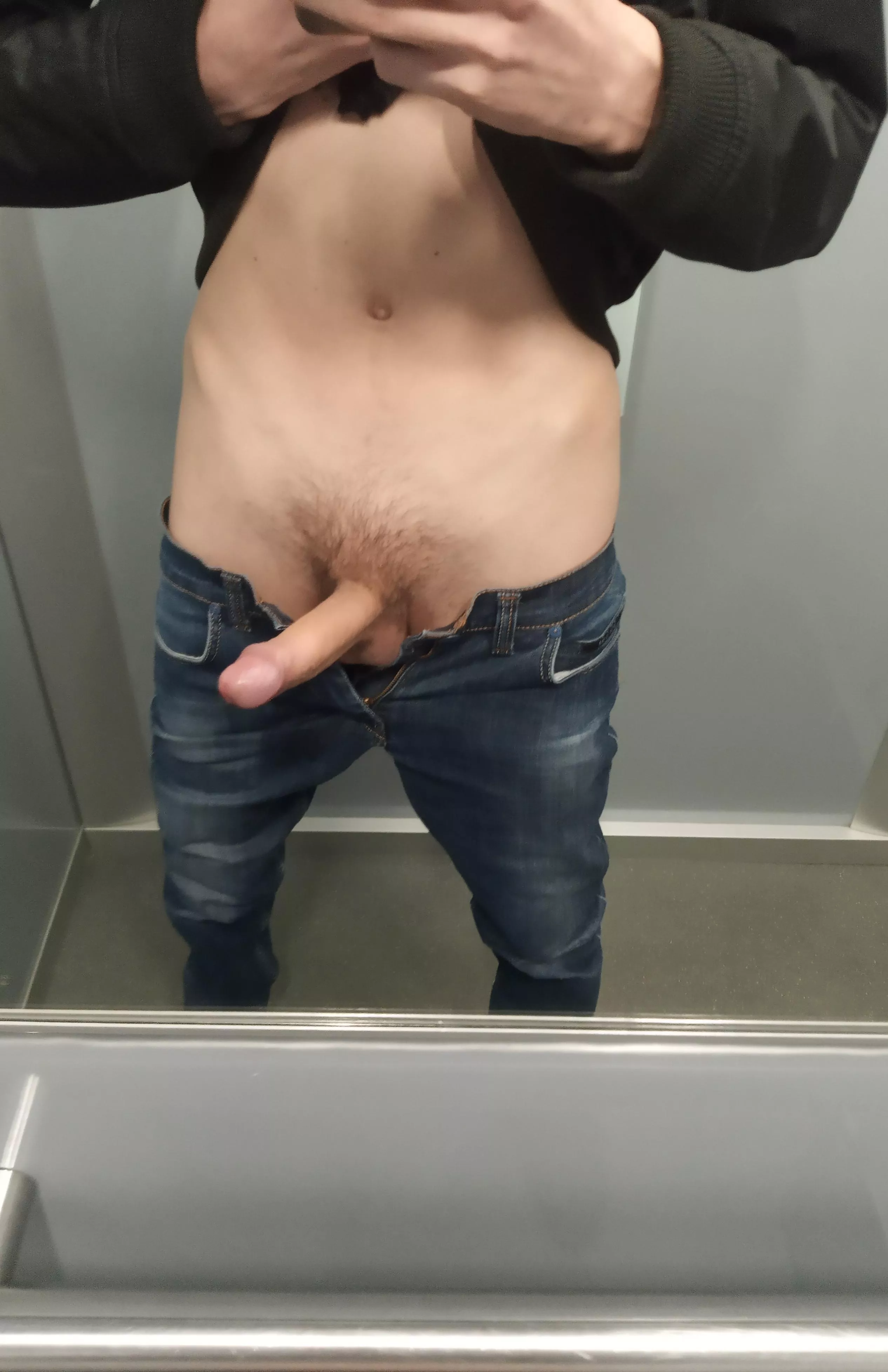 Who wants to give me a blowjob in the elevator? 😈