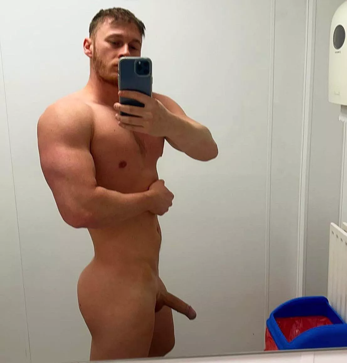 Who wants to join me in the public toilet 😈