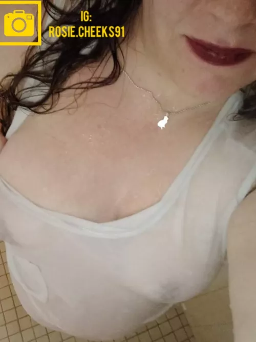 Who wants to join me in the shower? 💦💋💦