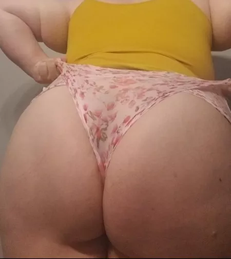 Who wants to leave their hand print on my juicy ass? 😜