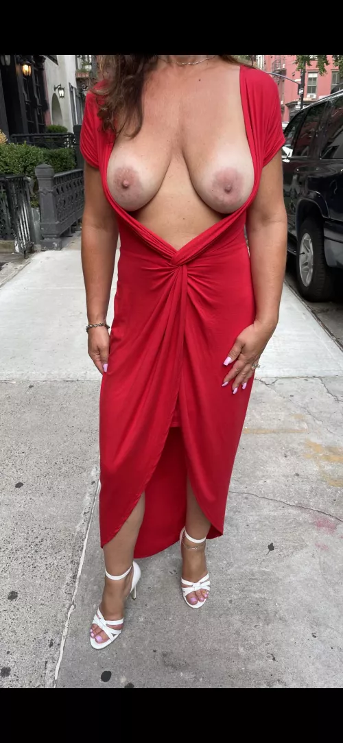 who wants to meet up for cocktails?