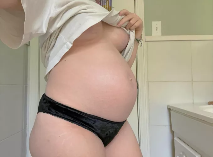 Who wants to milk my spooky tits 🥺🦇🖤