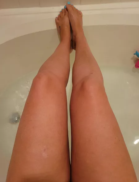 Who wants to see what's between these sunkissed MILF thighs? 🔥😎 [37]