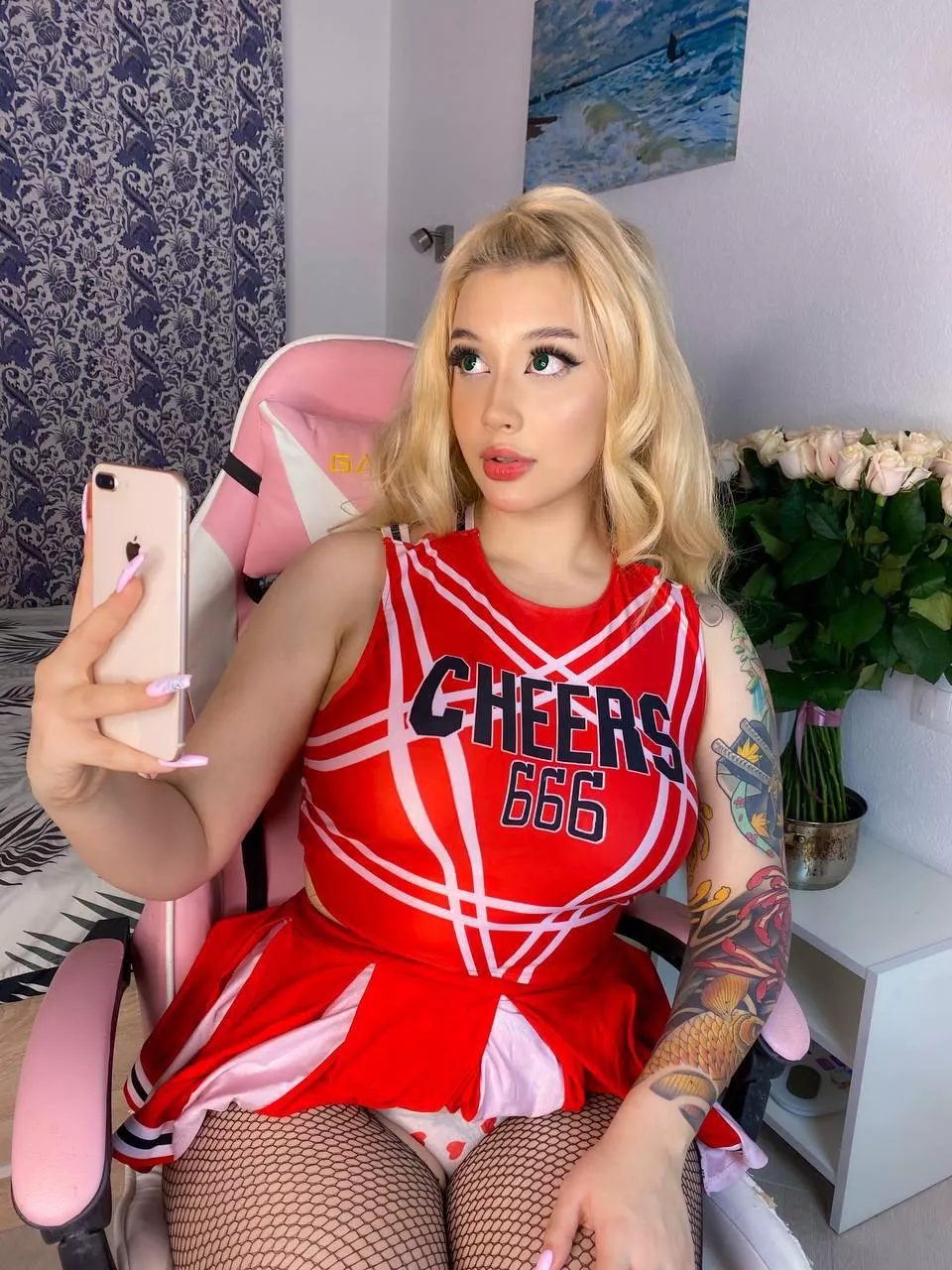 Who wants to take a selfie with me? ❤️
