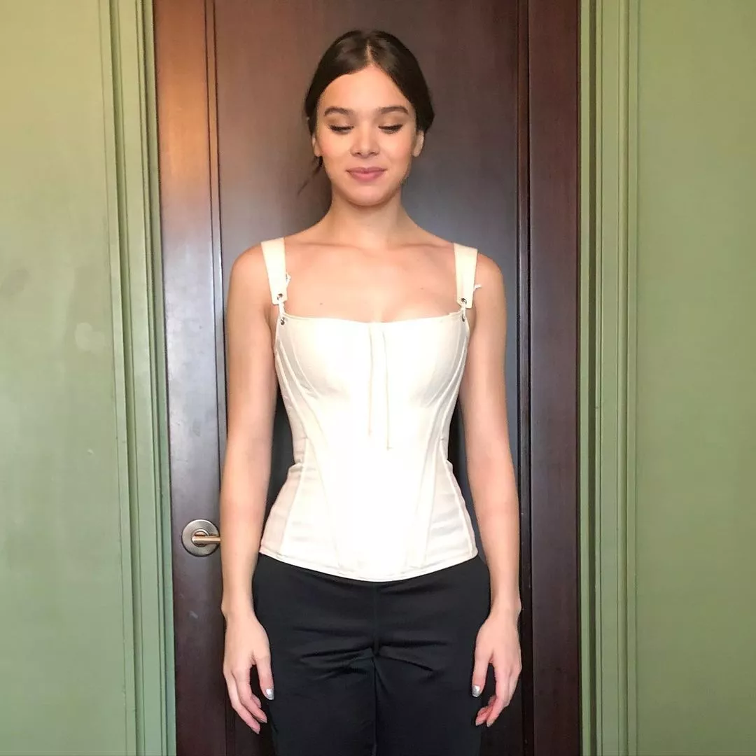Who wants to watch me cum for Hailee Steinfeld? Who wants to watch me cum for Hailee Steinfeld?