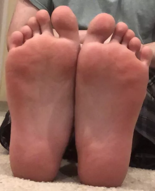 Who’s gonna massage these tonight? 🥵