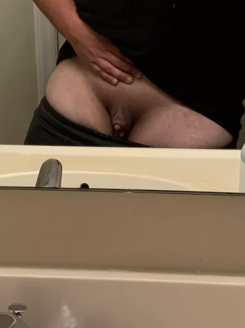 Why do i get on reddit at work... it just makes my pussy needy and my clit get hard😩