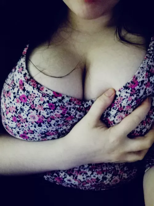 Wife cant hide her tits 😋