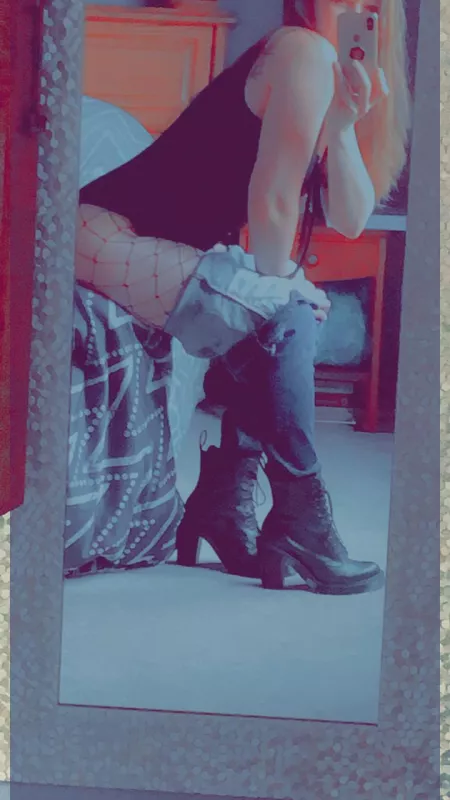 Will you finish pulling these off for me? 🖤 Prettty pleaseee 🙏🏻