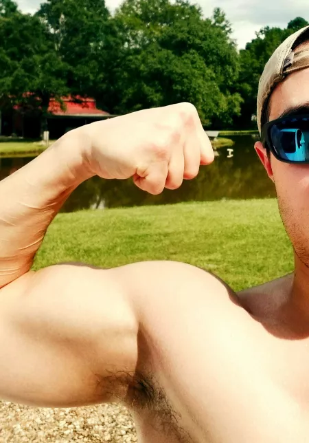 Workouts in the hot sun; perfect for sweaty pits to feel the work you got done🥵💪