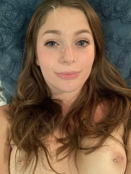 Would you be willing to cum on my face? 🥰