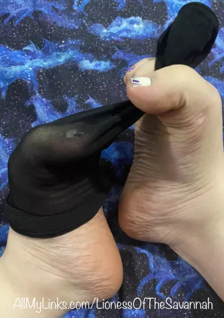 You wish you were pulling my nylons off my perfect little feet 😏