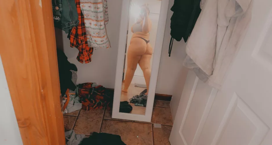 Young Hot Mom Booty 🥵 Link below 🤤🤤